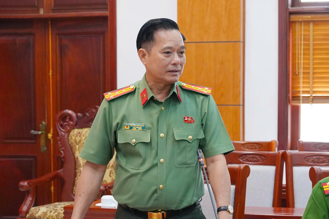 Đồng chí Đại tá Nguyễn Hồng Khắc, Phó Giám đốc, Trưởng đoàn công tác Công an tỉnh Đồng Tháp phát biểu tại buổi làm việc