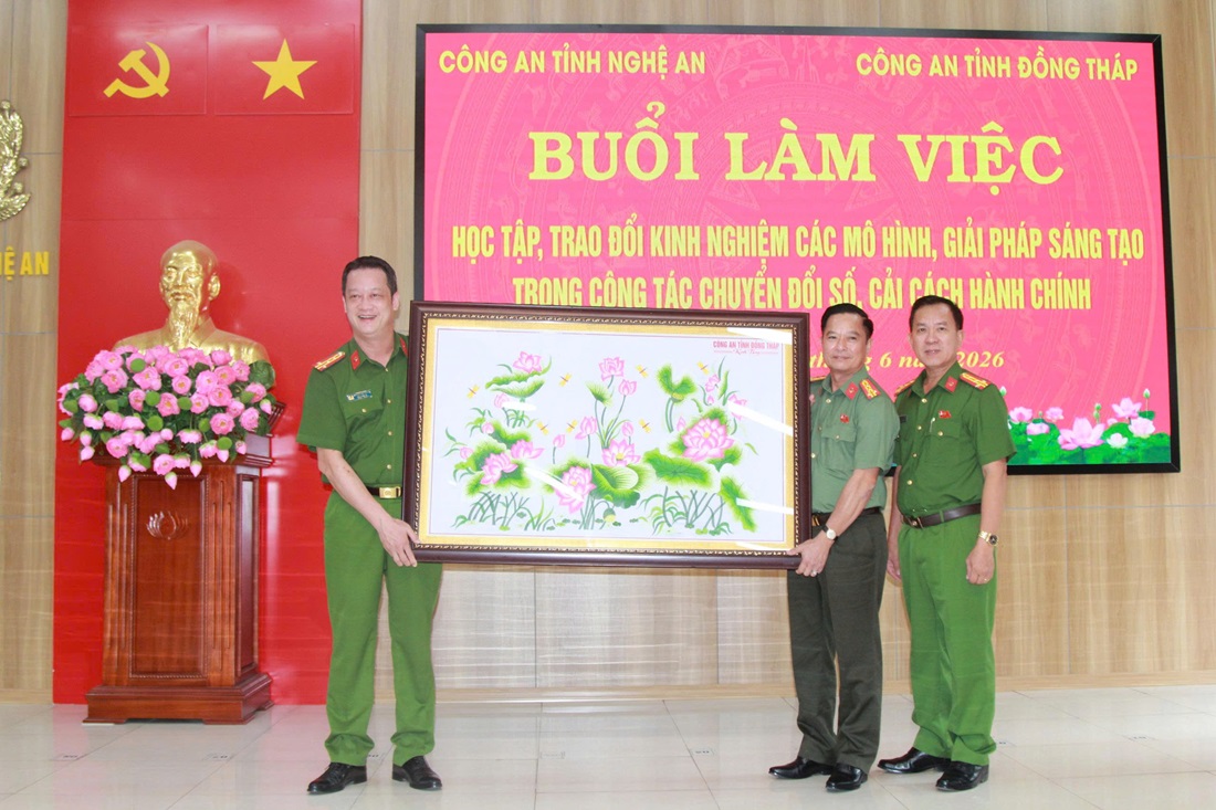 Công an tỉnh Đồng Tháp tặng quà lưu niệm Công an tỉnh Nghệ An