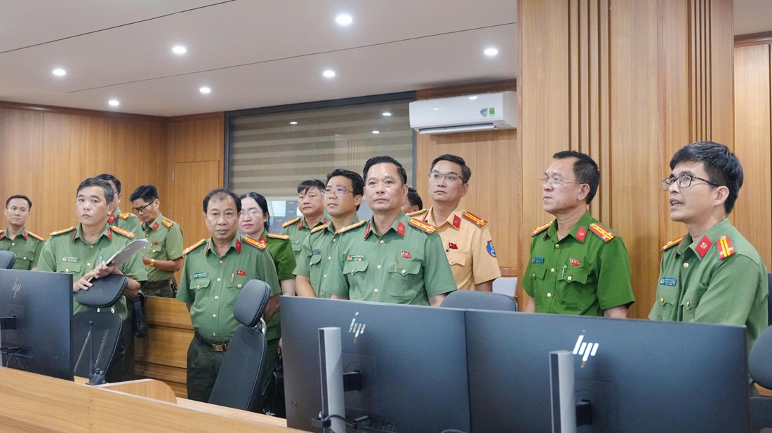 Đoàn công tác Công an tỉnh Đồng Tháp tham quan Trung tâm thông tin chỉ huy Công an tỉnh Nghệ An