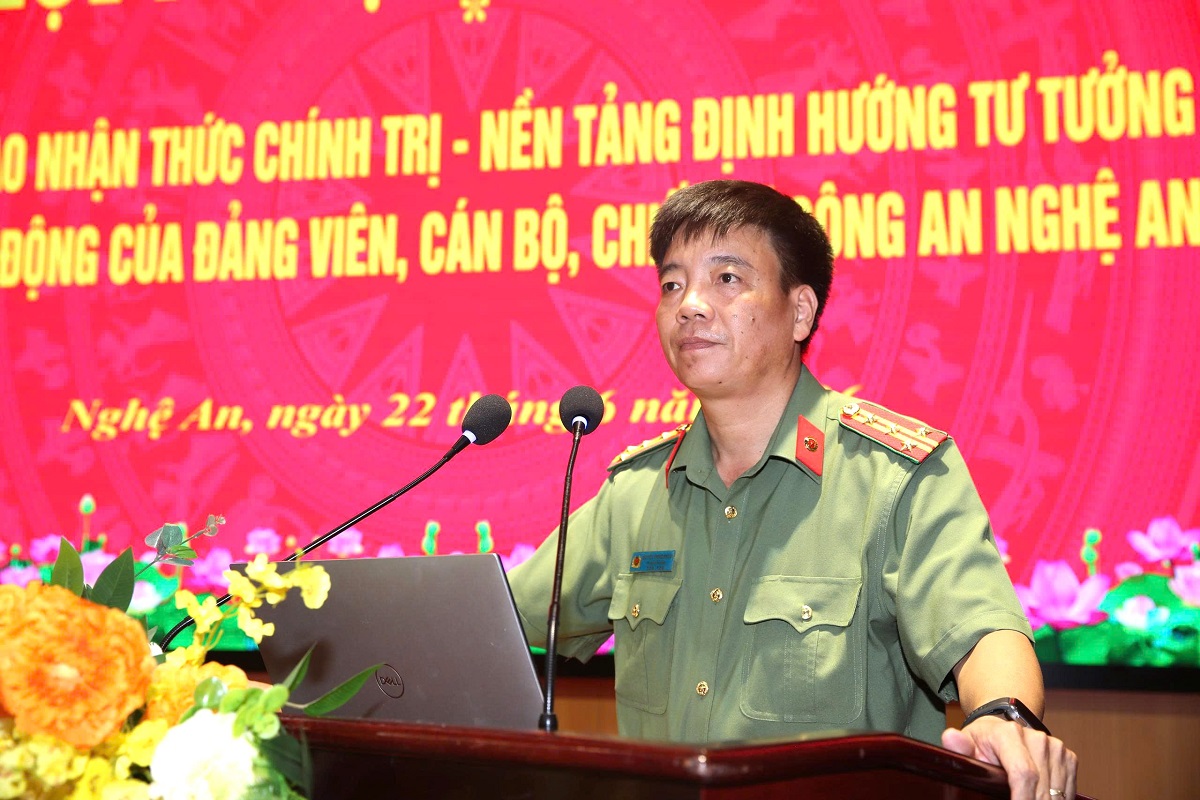 Đồng chí Đại tá Nguyễn Trọng Khanh, Trưởng phòng Công tác chính trị phát biểu tại Hội nghị