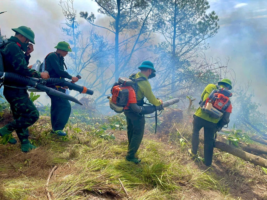 Hàng trăm cán bộ, chiến sĩ gồm lực lượng Công an, Quân đội, Kiểm lâm và Nhân dân triển khai chữa cháy