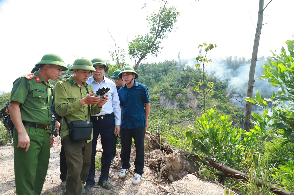 Nỗ lực khống chế đám cháy tại xã Thiên Nhẫn