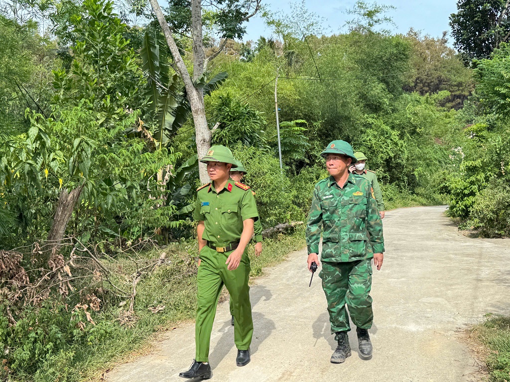 Lãnh đạo Công an tỉnh kiểm tra tình hình và động viên lực lượng tham gia chữa cháy