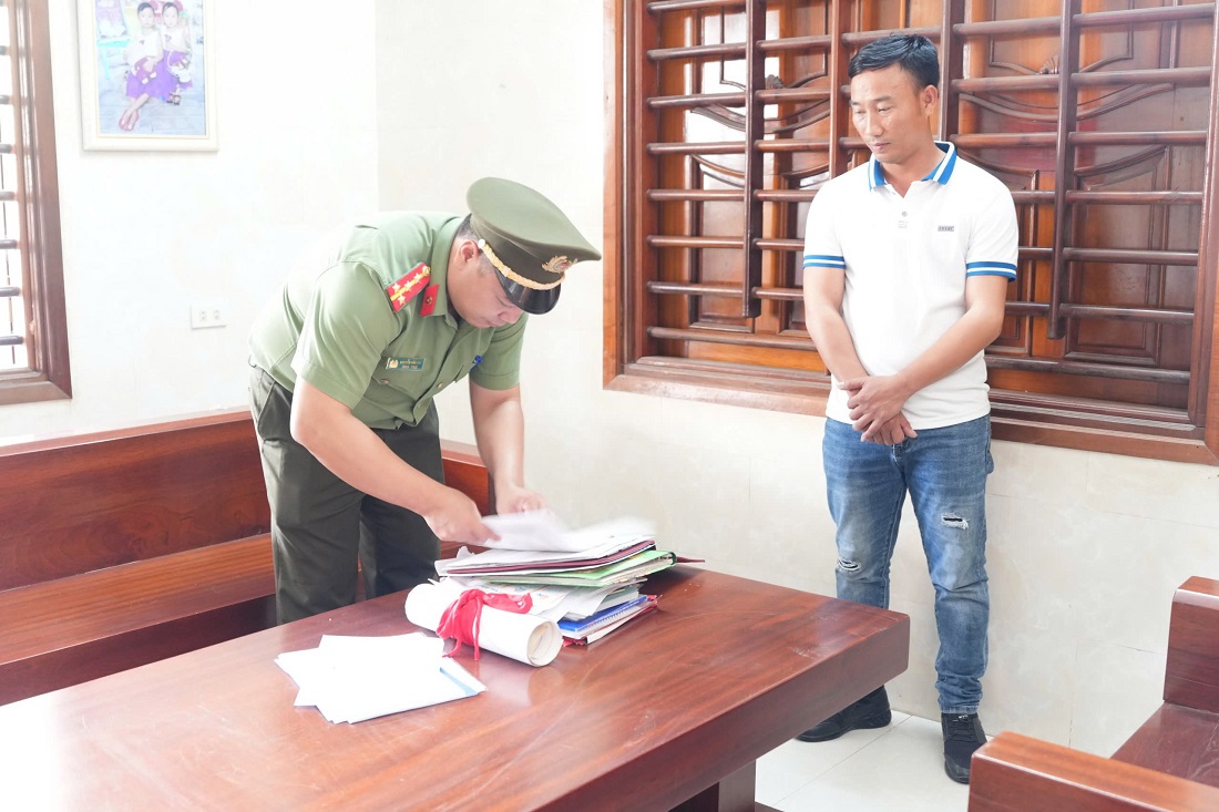 Cơ quan An ninh điều tra đọc lệnh và tiến hành khám xét nơi làm việc, chỗ ở của Lưu Văn Phong