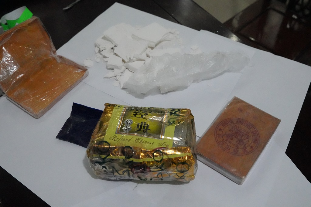 Đối tượng Hoàng Văn Khánh cùng số tang vật tại Cơ quan Công an