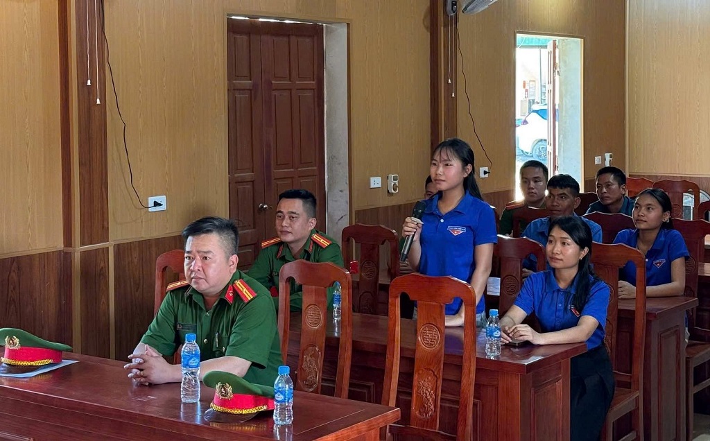 Đoàn viên, thanh, thiếu niên phát biểu ý kiến tại buổi đối thoại 