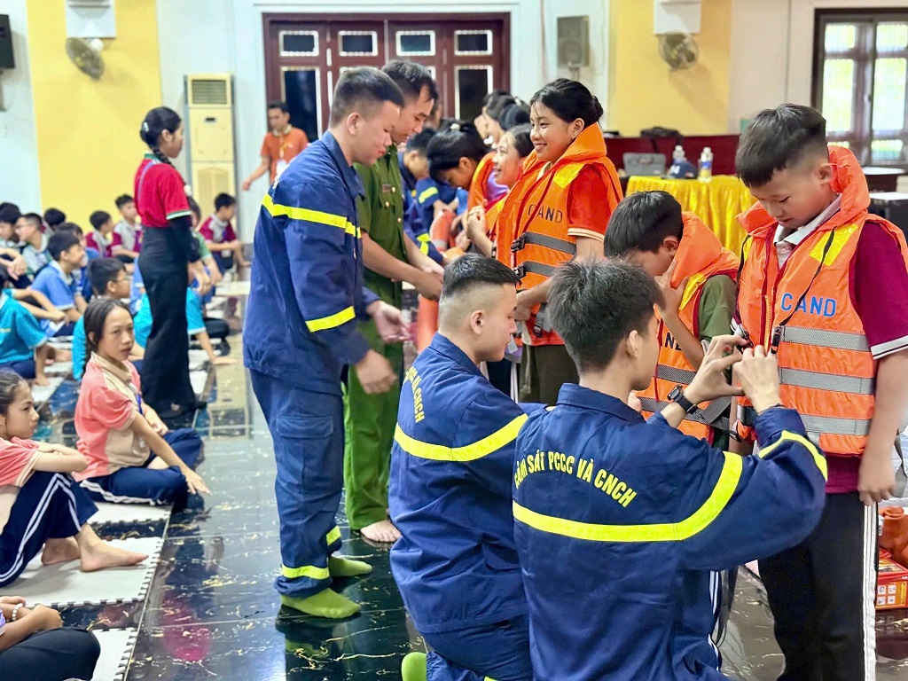 Trang bị kỹ năng PCCC, phòng chống đuối nước cho thanh thiếu niên tham gia khóa sinh hoạt hè