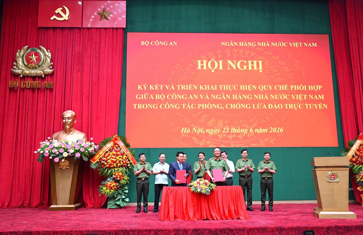 Thứ trưởng Phạm Thế Tùng và đồng chí Phó Thống đốc Ngân hàng Nhà nước Việt Nam Phạm Tiến Dũng ký kết Quy chế phối hợp giữa hai bên.