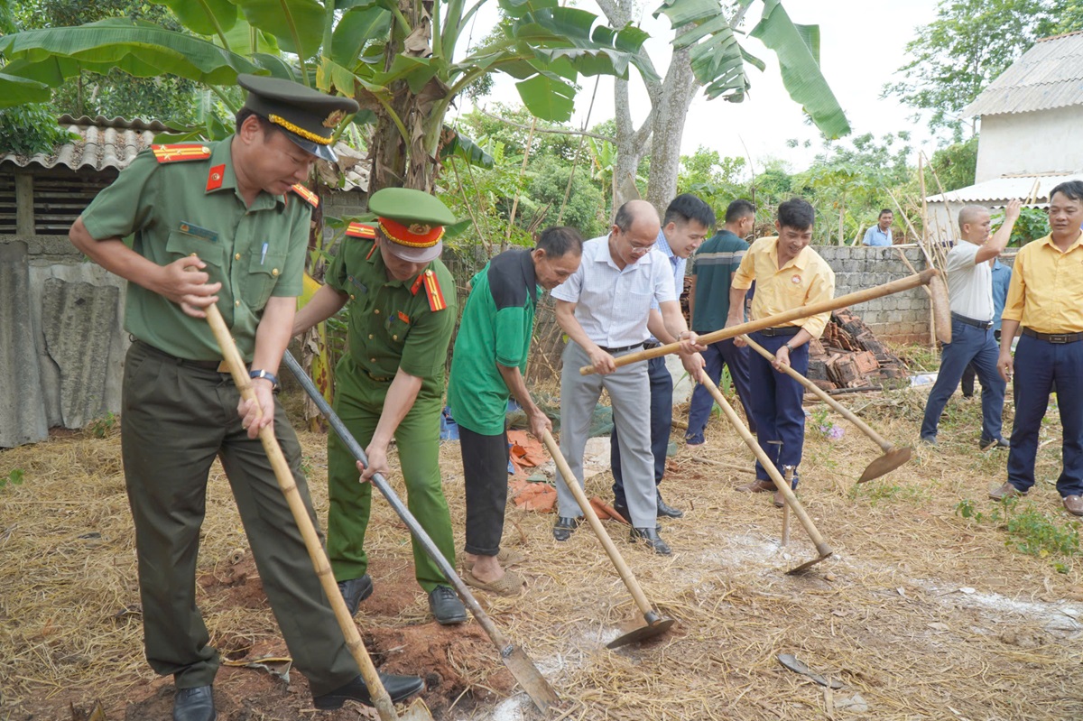Đại biểu thực hiện nghi thức khởi công 