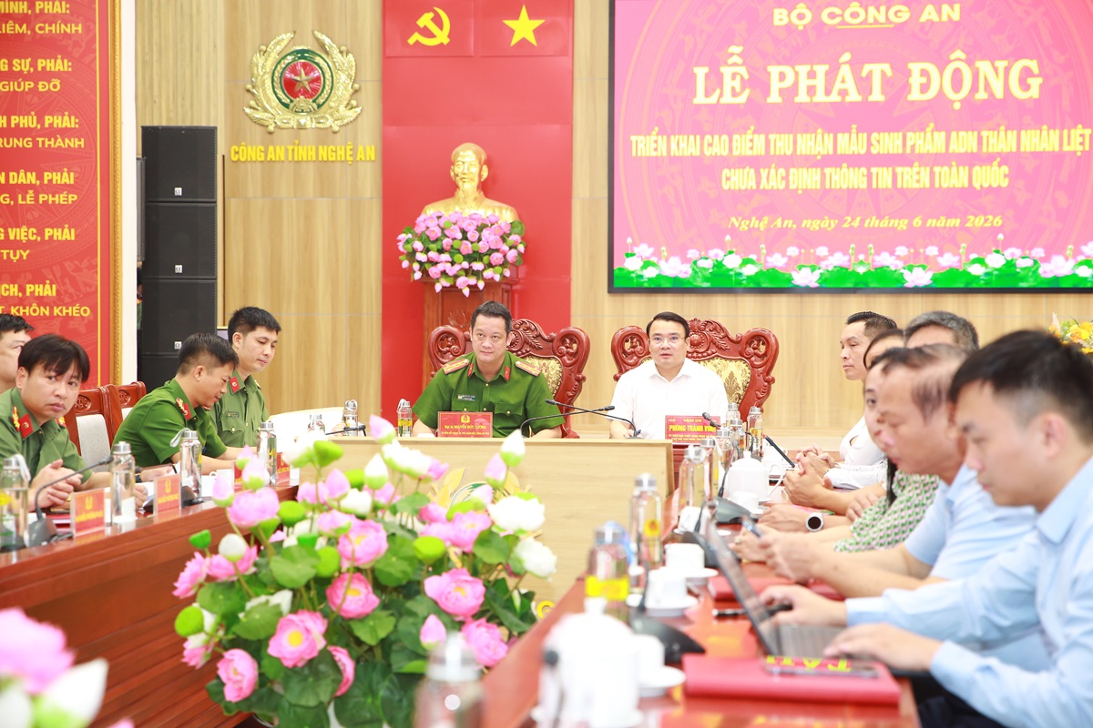 Các đồng chí: Phùng Thành Vinh, Ủy viên Ban Chấp hành Đảng bộ tỉnh, Phó Chủ tịch UBND tỉnh và Đại tá Nguyễn Đức Cường, Phó Giám đốc Công an tỉnh chủ trì buổi lễ 