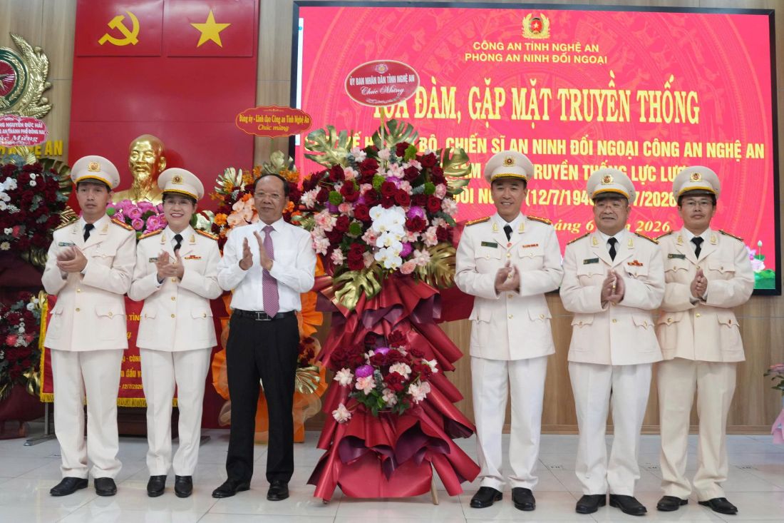 Lãnh đạo UBND tỉnh tặng hoa chúc mừng lực lượng An ninh đối ngoại Công an Nghệ An