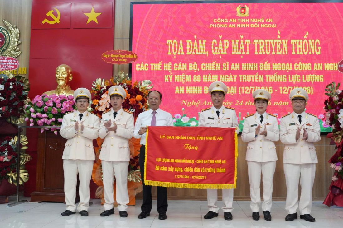 Đồng chí Bùi Thanh An, Ủy viên Ban Thường vụ Tỉnh ủy, Phó Chủ tịch Thường trực UBND tỉnh trao bức trướng của UBND tỉnh tặng lực lượng An ninh đối ngoại Công an Nghệ An