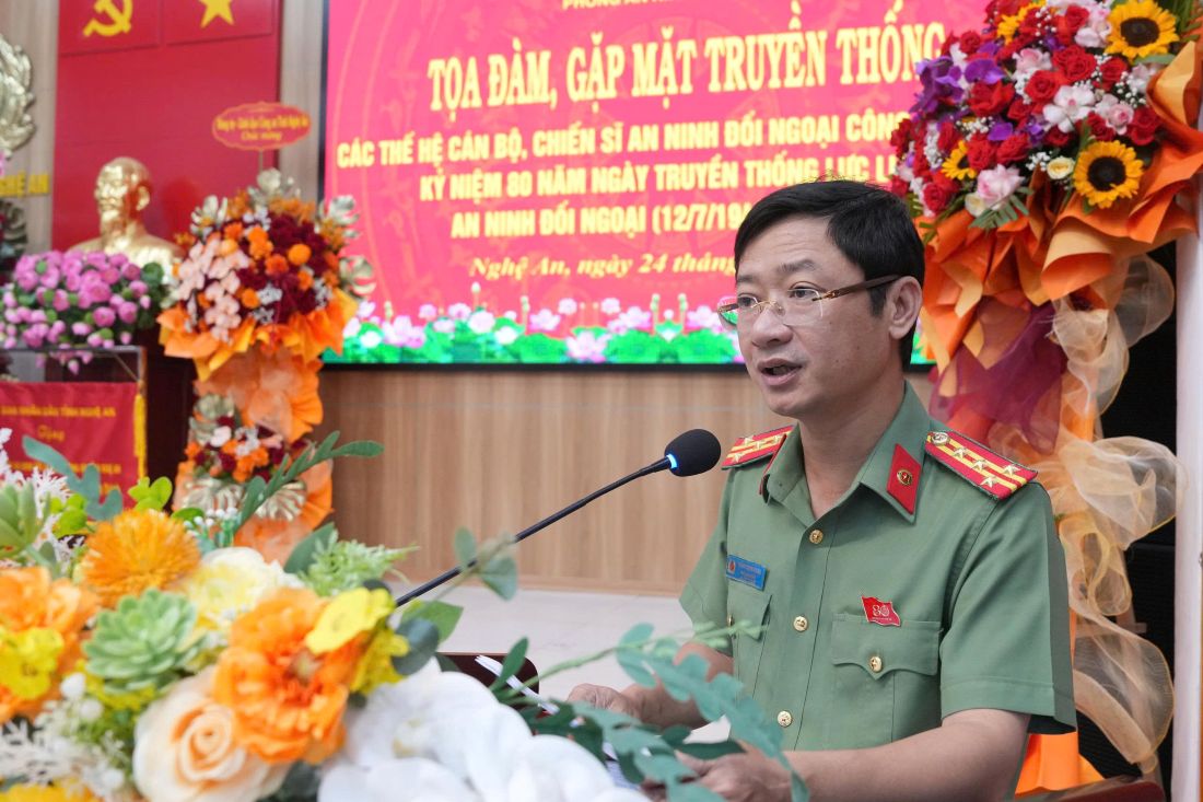 Đồng chí Đại tá Trần Ngọc Tuấn, Ủy viên Ban Thường vụ Đảng ủy, Phó Giám đốc Công an tỉnh phát biểu tại buổi lễ