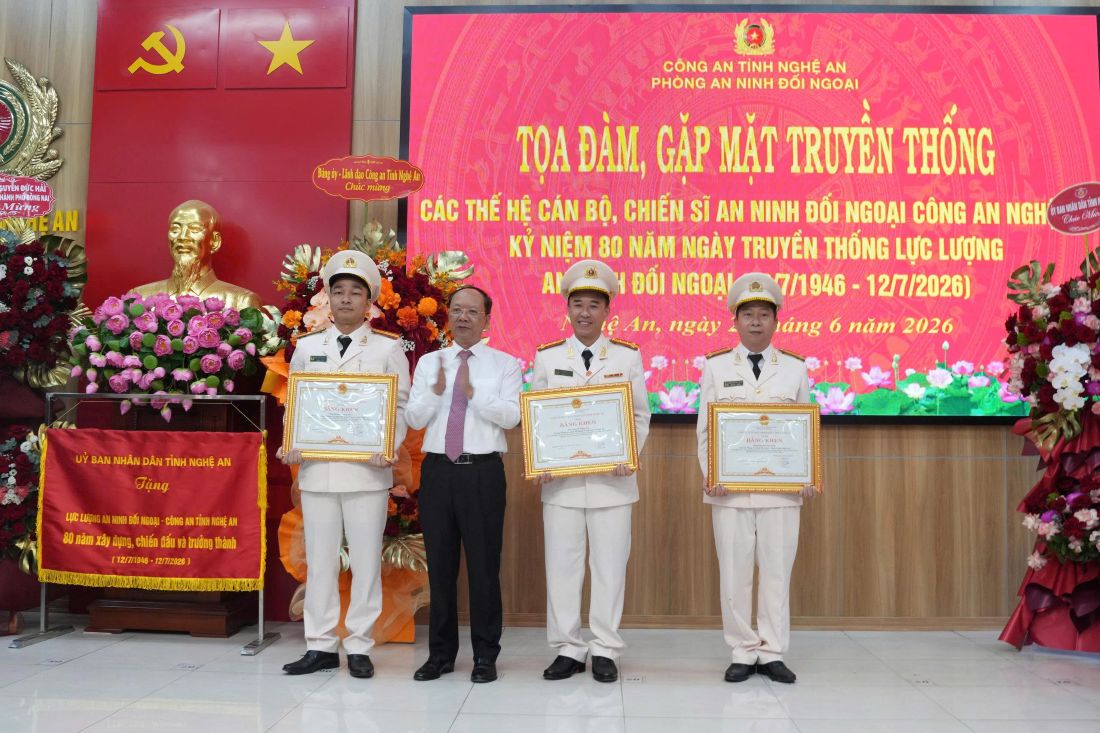 Đồng chí Bùi Thanh An, Ủy viên Ban Thường vụ Tỉnh ủy, Phó Chủ tịch Thường trực UBND tỉnh trao Bằng khen của Chủ tịch UBND tỉnh tặng 03 cá nhân có thành tích xuất sắc trong thực hiện Phong trào thi đua đặc biệt chào mừng kỷ niệm 80 năm Ngày truyền thống lực lượng An ninh đối ngoại