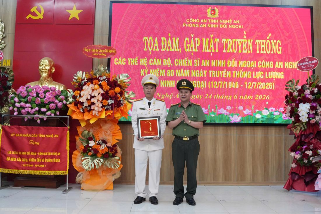 đồng chí Đại tá Nguyễn Anh Tuấn, Phó Cục trưởng - Bộ Công an tặng quà Phòng An ninh đối ngoại