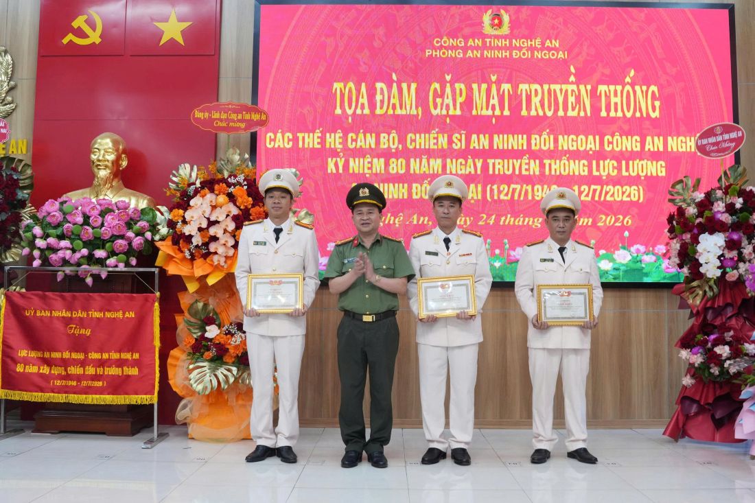 Đồng chí Đại tá Nguyễn Anh Tuấn, Phó Cục trưởng - Bộ Công an trao Giấy khen tặng tập thể, cá nhân cá nhân có thành tích xuất sắc trong thực hiện Phong trào thi đua đặc biệt chào mừng kỷ niệm 80 năm Ngày truyền thống lực lượng An ninh đối ngoại