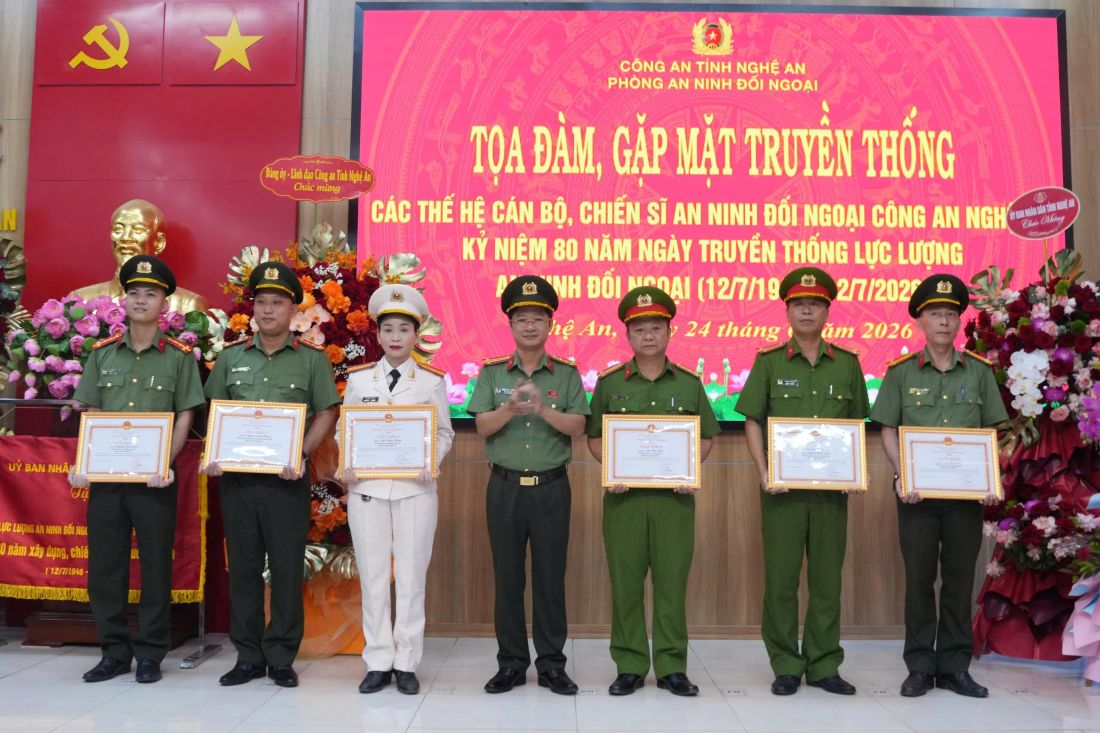Đồng chí Đại tá Trần Ngọc Tuấn, Ủy viên Ban Thường vụ Đảng ủy, Phó Giám đốc Công an tỉnh trao Giấy khen của Giám đốc Công an tỉnh tặng cá nhân có thành tích xuất sắc trong thực hiện Phong trào thi đua đặc biệt chào mừng kỷ niệm 80 năm Ngày truyền thống lực lượng An ninh đối ngoại