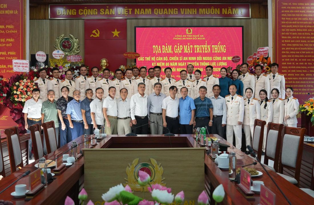 Đại biểu chụp ảnh lưu niệm