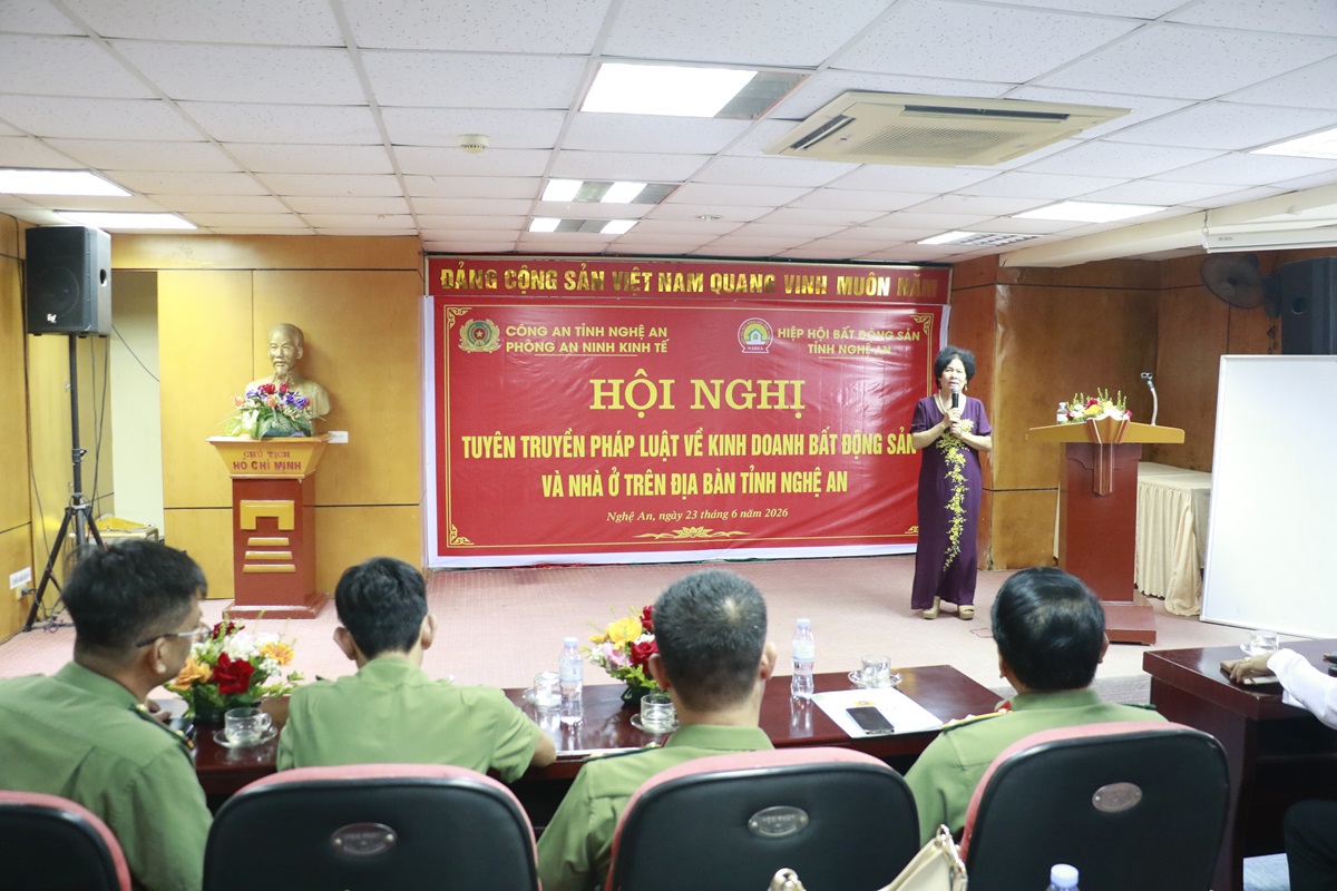 Đại diện doanh nghiệp kinh doanh bất động sản phát biểu