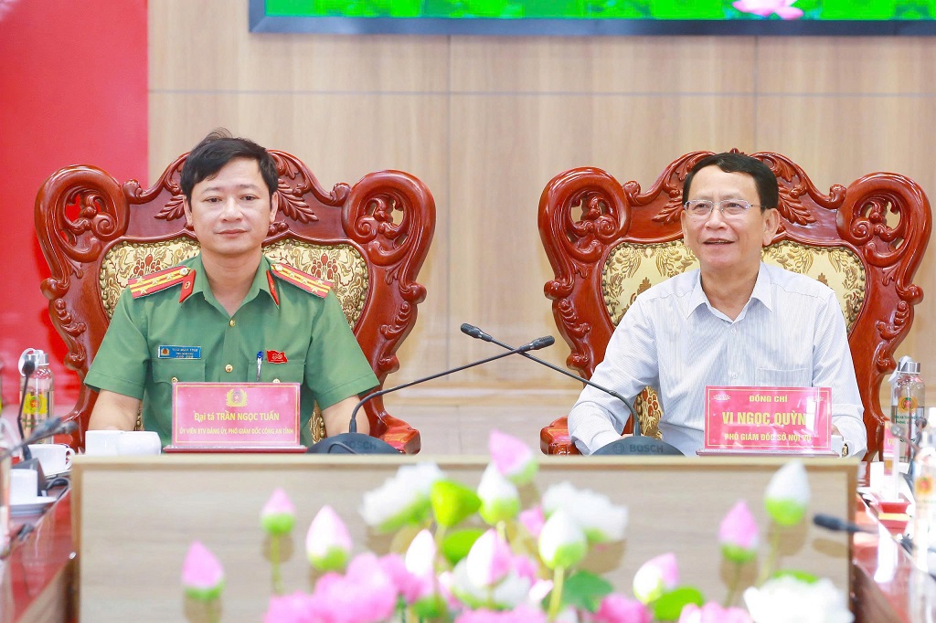 Tại điểm cầu Nghệ An, các đồng chí: Đại tá Trần Ngọc Tuấn, Ủy viên Ban Thường vụ Đảng ủy, Phó Giám đốc Công an tỉnh; Vi Ngọc Quỳnh, Phó Giám đốc Sở Nội vụ chủ trì buổi lễ.