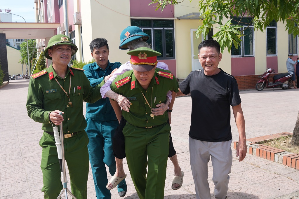 Cán bộ, chiến sĩ Công an tỉnh Nghệ An tận tình dìu đỡ, hỗ trợ thân nhân liệt sĩ tuổi cao, sức khỏe yếu trong quá trình thu nhận mẫu sinh phẩm ADN
