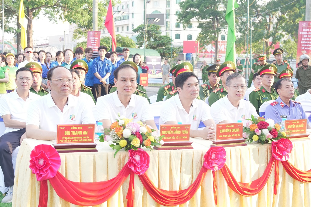 Đại biểu tham dự Lễ mít tinh tại điểm cầu Nghệ An 