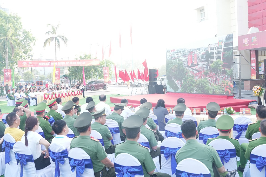 Đại biểu thực hiện nghi thức hưởng ứng Tháng hành động phòng, chống ma túy năm 2026   