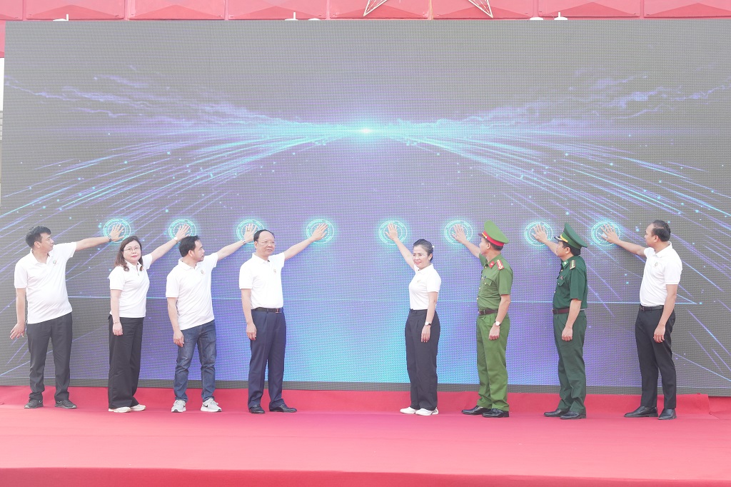 Đại biểu thực hiện nghi thức hưởng ứng Tháng hành động phòng, chống ma túy năm 2026	  