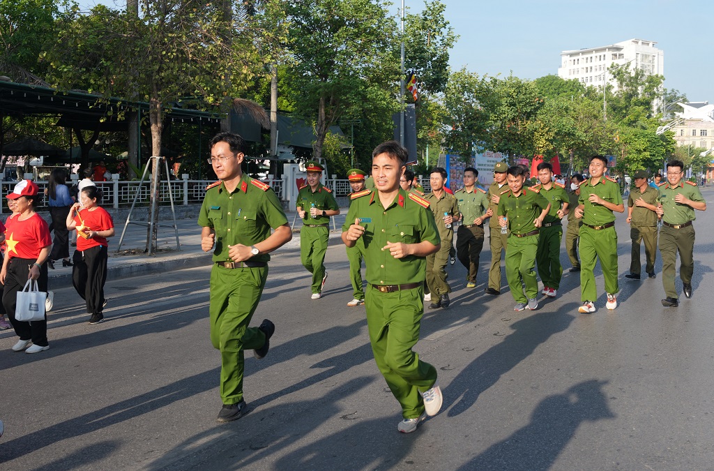 Đại biểu và vận động viên tham gia Giải chạy hưởng ứng “Chung một quyết tâm xây dựng xã, phường không ma túy”