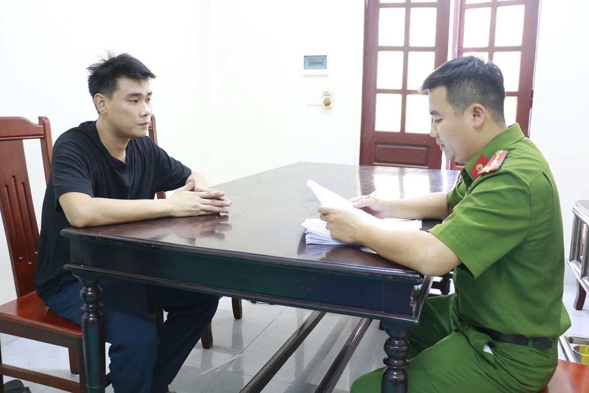 Cơ quan chức năng lấy lời khai Lê Văn Hoàng