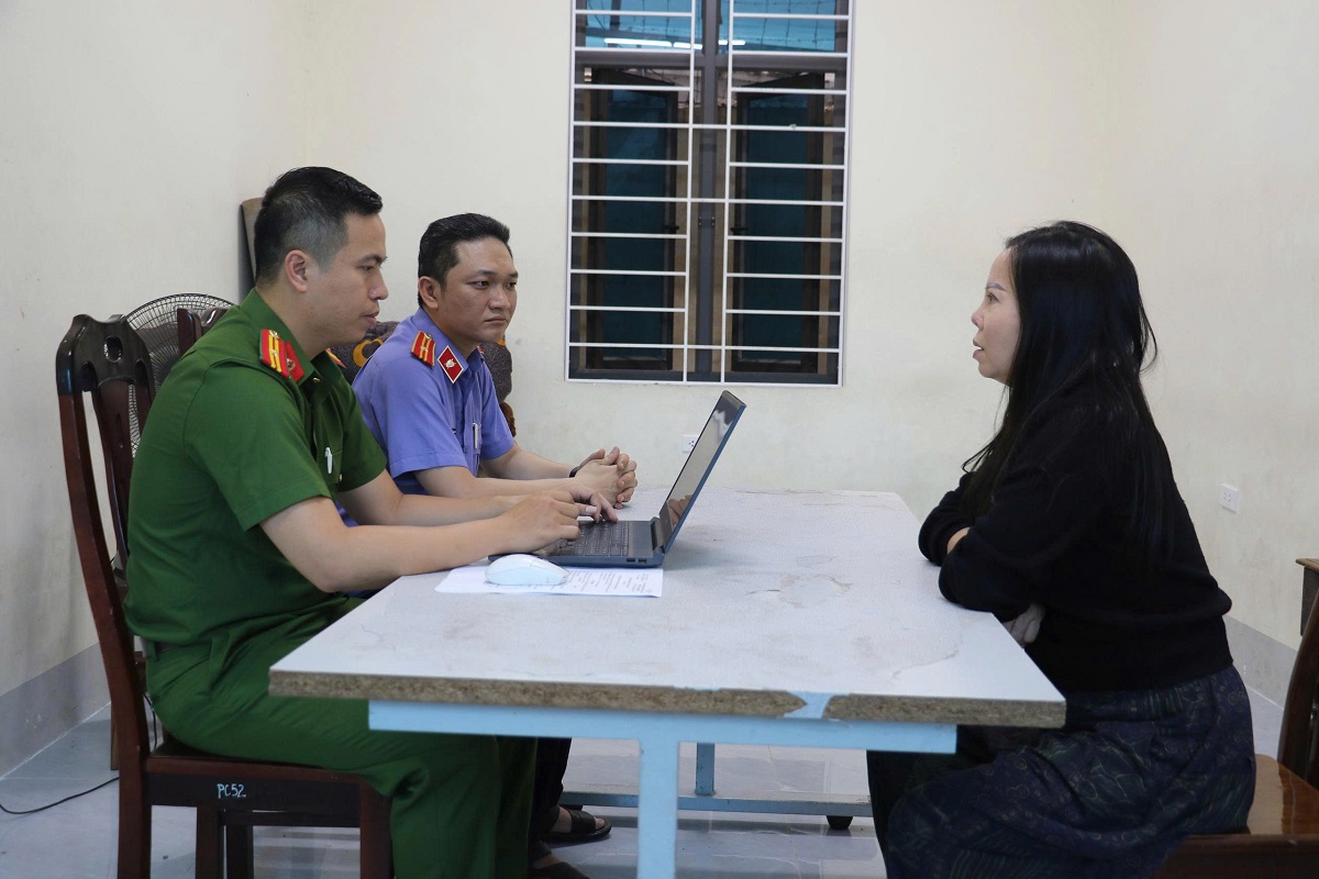 Khởi tố nhóm đối tượng ném chất bẩn vào cửa hàng quần áo tại phường Thành Vinh