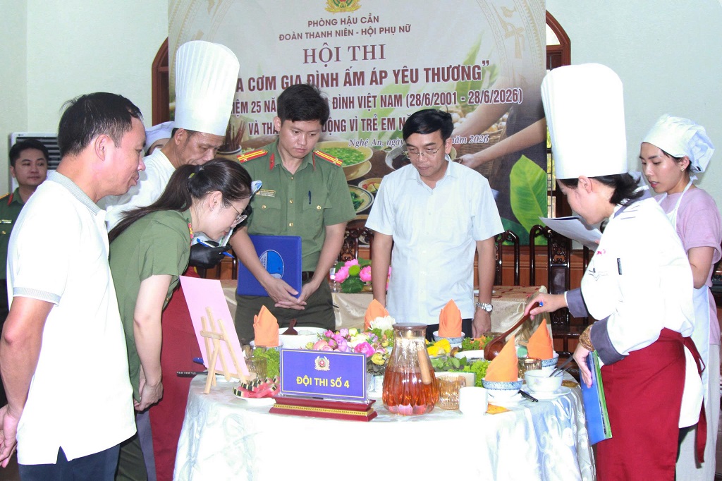 Đại diện đội thi thuyết trình, giới thiệu mâm cơm gia đình trước Ban Giám khảo