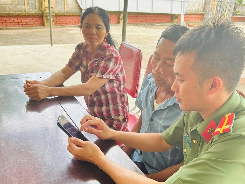 Công an xã Nghĩa Đồng tuyên truyền, hướng dẫn người dân thực hiện thủ tục cấp hộ chiếu phổ thông