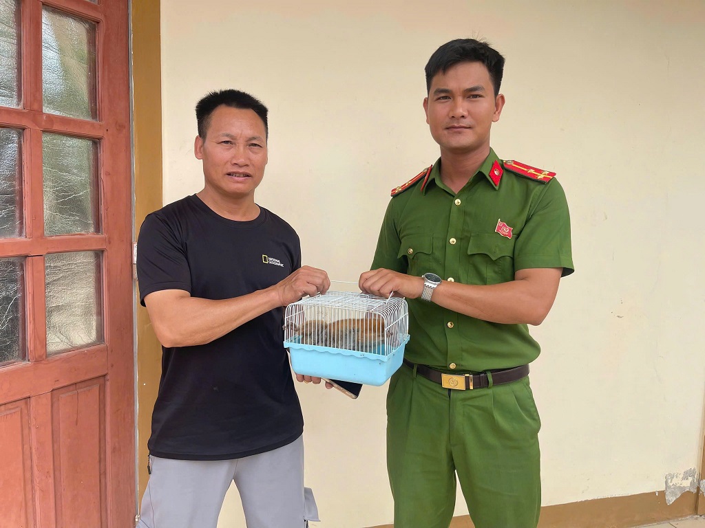 Công an xã tiếp nhận cá thể Culi quý hiếm