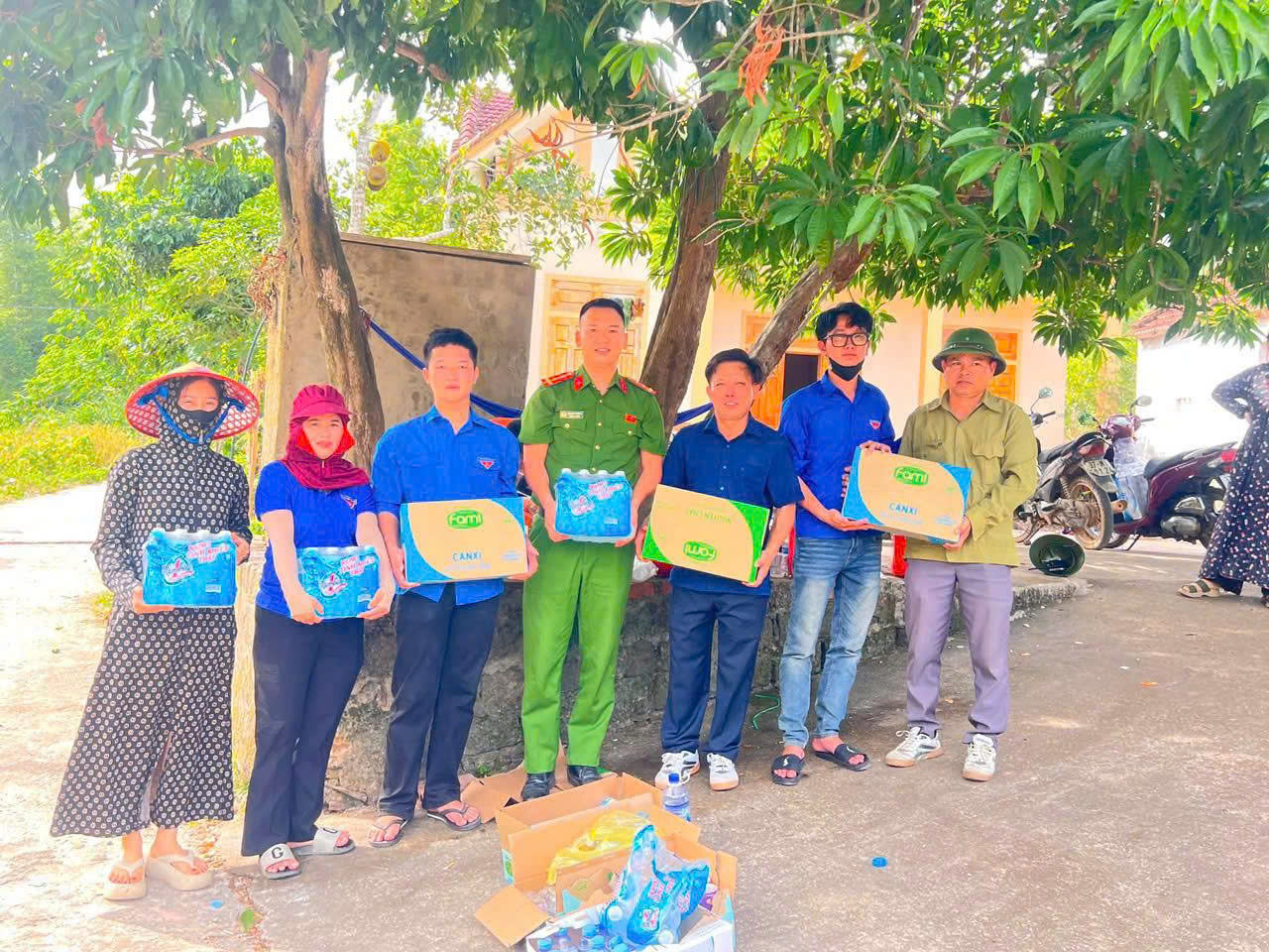 Công an xã Đại Huệ đồng hành cùng với các lực lượng tham gia chữa cháy rừng