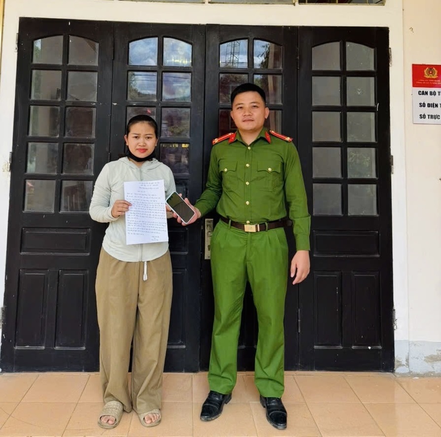 Công an xã nhanh chóng xác minh, trao trả tài sản cho người đánh rơi