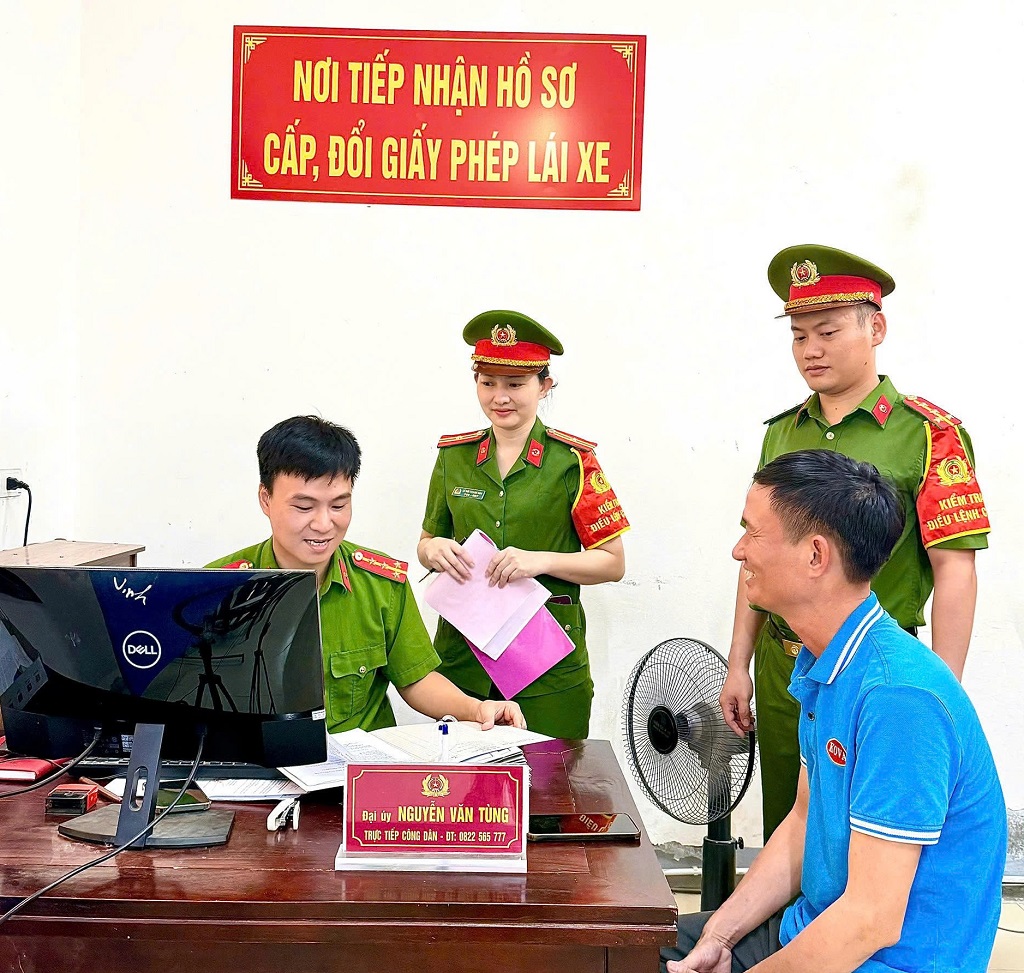 Công an xã Vạn An kiểm tra điều lệnh, siết chặt kỷ luật, kỷ cương