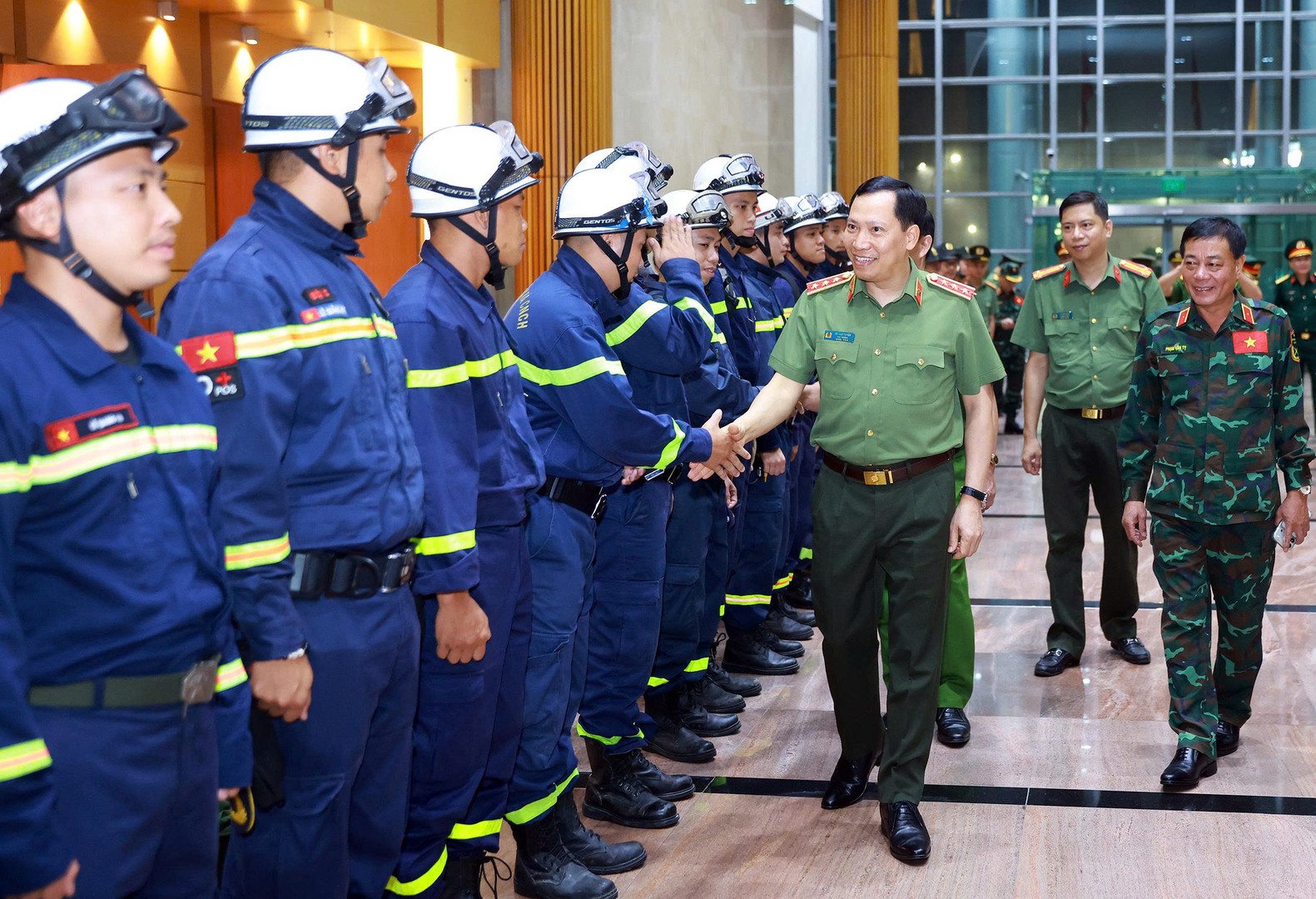 Thứ trưởng Lê Văn Tuyến tiễn Đội cứu nạn, cứu hộ Bộ Công an lên đường đến Venezuela