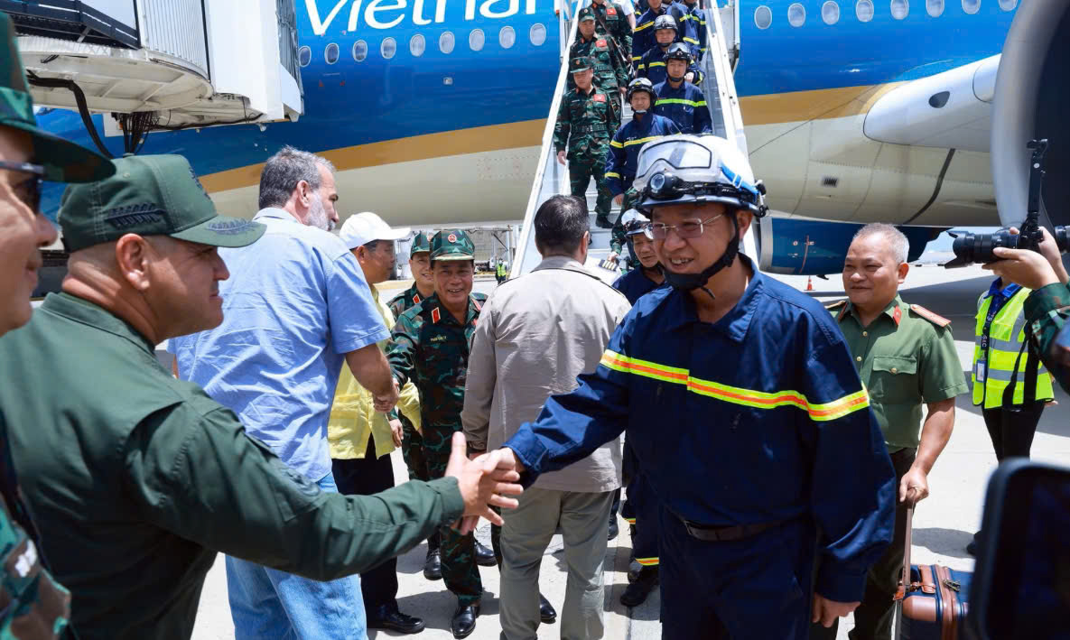 Đón đoàn tại sân bay là Ngoại trưởng Venezuela Yván Gil Pinto và Đại sứ Việt Nam tại Venezuela Vũ Trung Mỹ