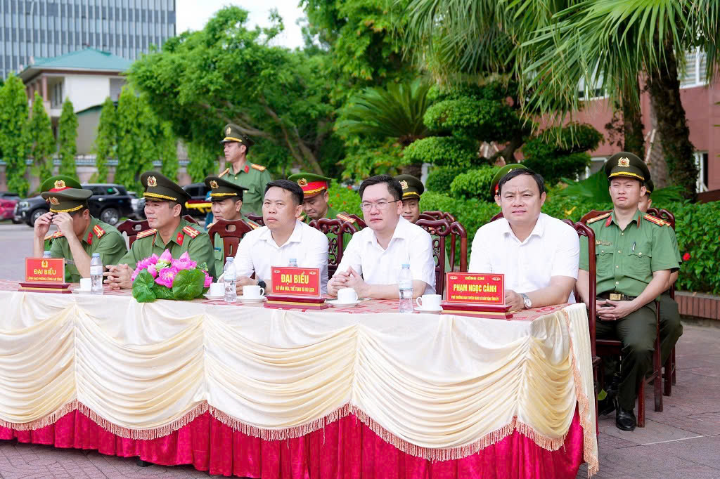 Đại biểu tham dự Lễ khai mạc