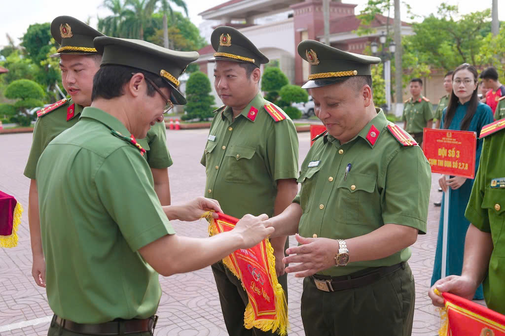 Đồng chí Đại tá Trần Ngọc Tuấn, Phó Giám đốc Công an tỉnh tặng Cờ lưu niệm