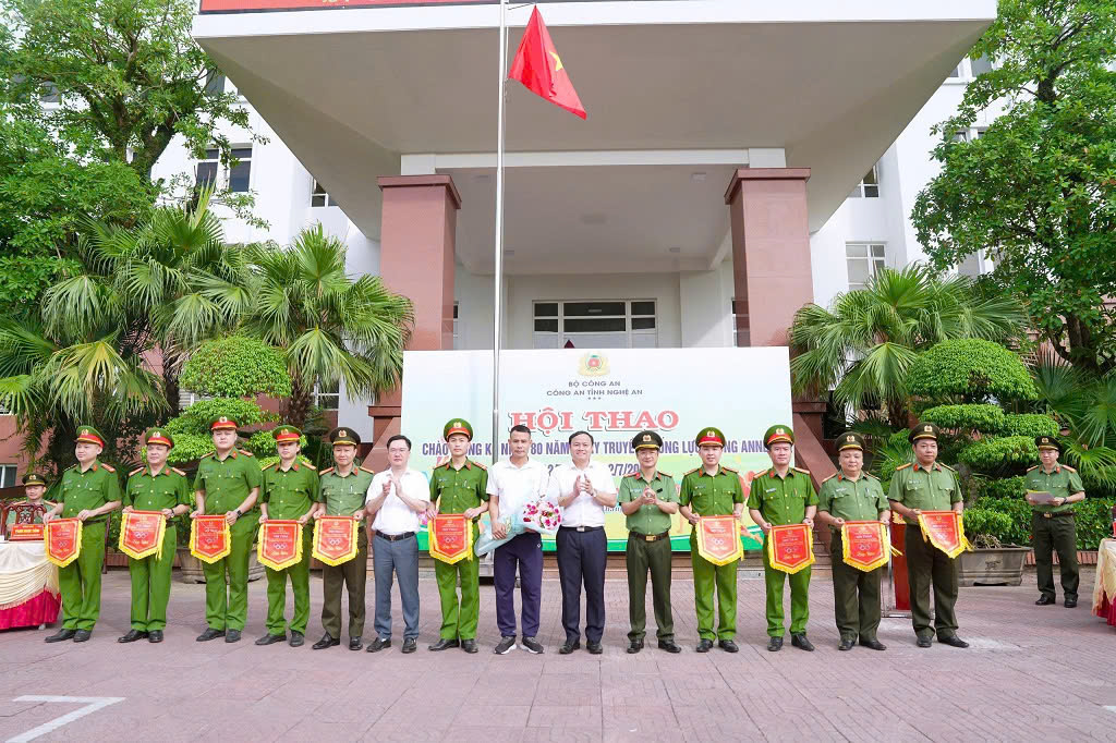 Đồng chí Đại tá Trần Ngọc Tuấn,  Phó Giám đốc Công an tỉnh tặng Cờ lưu niệm