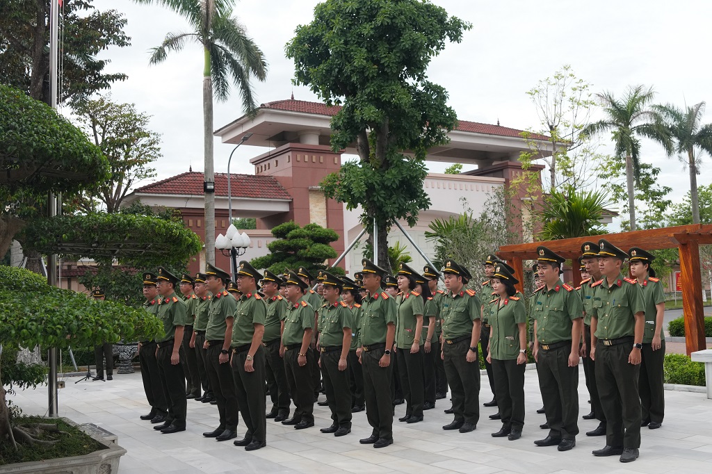 Lãnh đạo, cán bộ, chiến sĩ Phòng Kỹ thuật nghiệp vụ và Ngoại tuyến dâng hương tại Nhà sàn Bác Hồ trong khuôn viên Công an tỉnh
