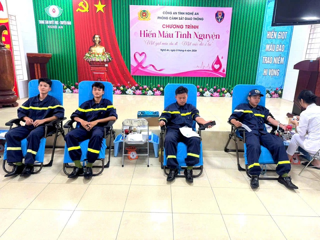 4 chiến sĩ PCCC và CNCH kịp thời hiến máu cấp cứu bệnh nhân