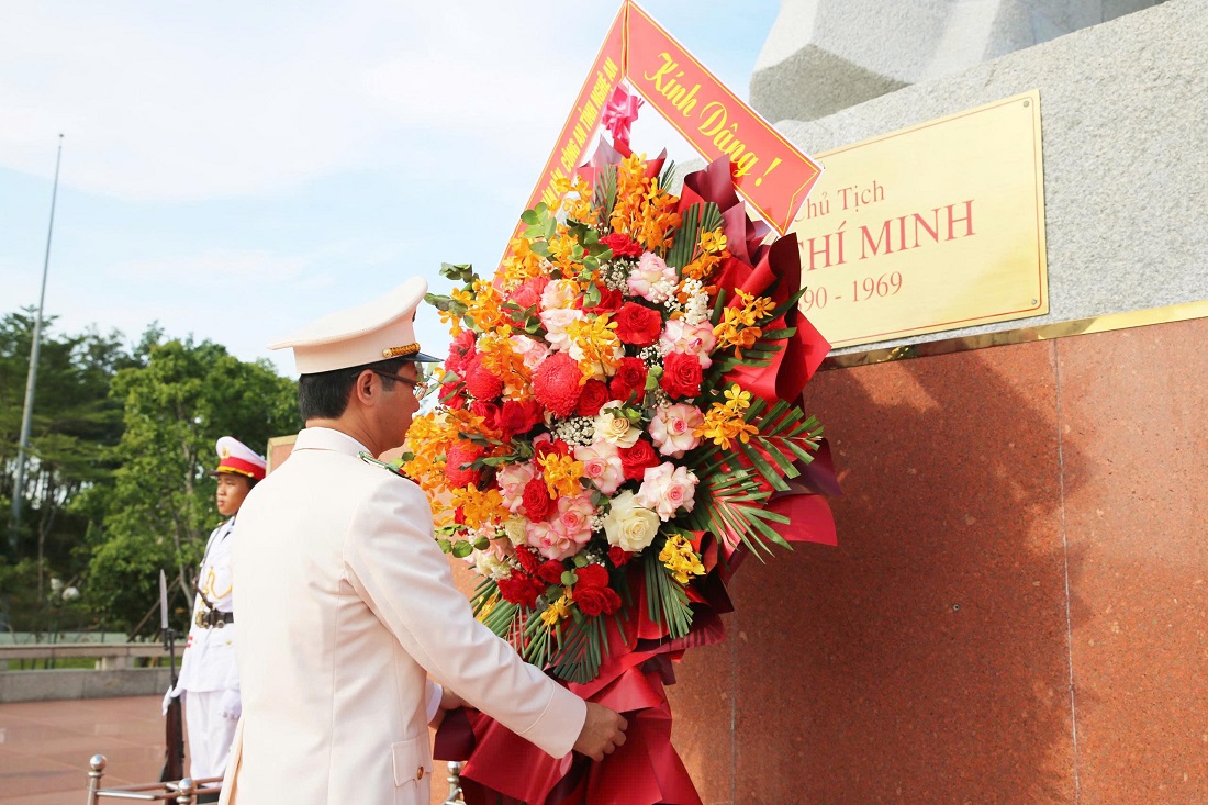 Đồng chí Đại tá Trần Ngọc Tuấn, Ủy viên Ban Thường vụ Đảng ủy, Phó Giám đốc Công an tỉnh dâng lẵng hoa tươi thắm, bày tỏ lòng thành kính và biết ơn vô hạn trước công lao trời biển của Chủ tịch Hồ Chí Minh tại Quảng trường mang tên Người