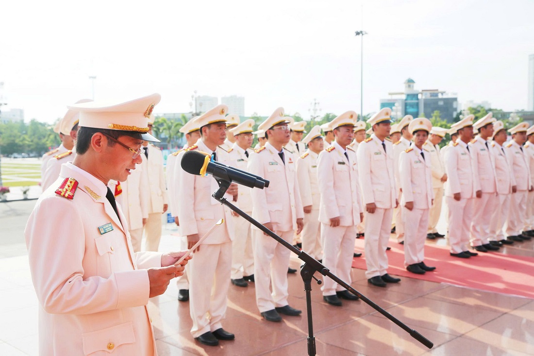 Thay mặt Ban Thường vụ Đảng ủy, Lãnh đạo Công an tỉnh, đồng chí Đại tá Trần Ngọc Tuấn, Ủy viên Ban Thường vụ Đảng ủy, Phó Giám đốc Công an tỉnh báo cáo với Bác những thành tích, kết quả của lực lượng An ninh nhân dân Công an Nghệ An trong 80 năm xây dựng, chiến đấu và trưởng thành