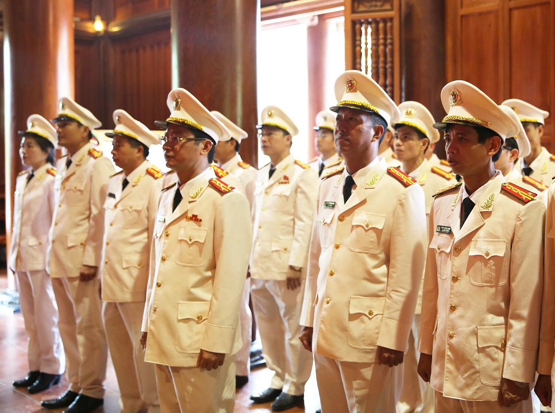 Đồng chí Đại tá Trần Ngọc Tuấn, Ủy viên Ban Thường vụ Đảng ủy, Phó Giám đốc Công an tỉnh và đoàn đại biểu dâng hoa, dâng hương tại Khu Di tích Quốc gia đặc biệt Kim Liên