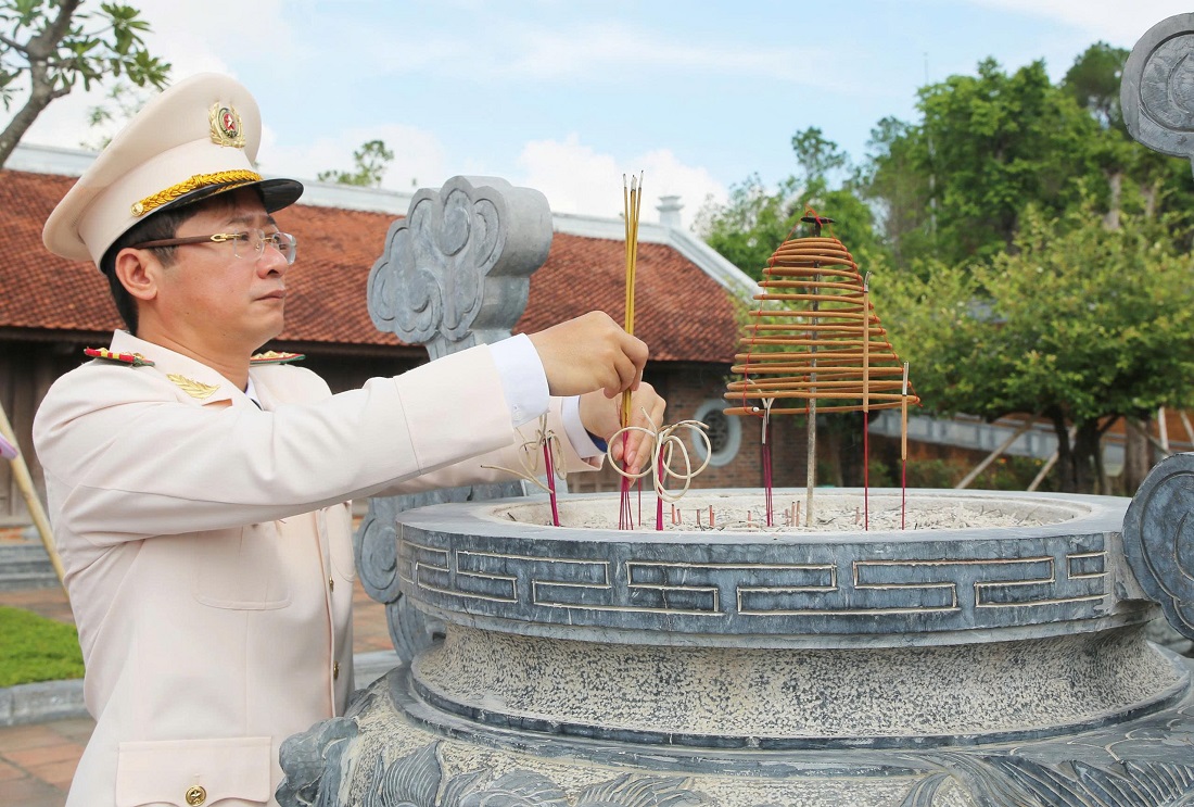 Đồng chí Đại tá Trần Ngọc Tuấn, Ủy viên Ban Thường vụ Đảng ủy, Phó Giám đốc Công an tỉnh dâng hương tại Đền Chung Sơn