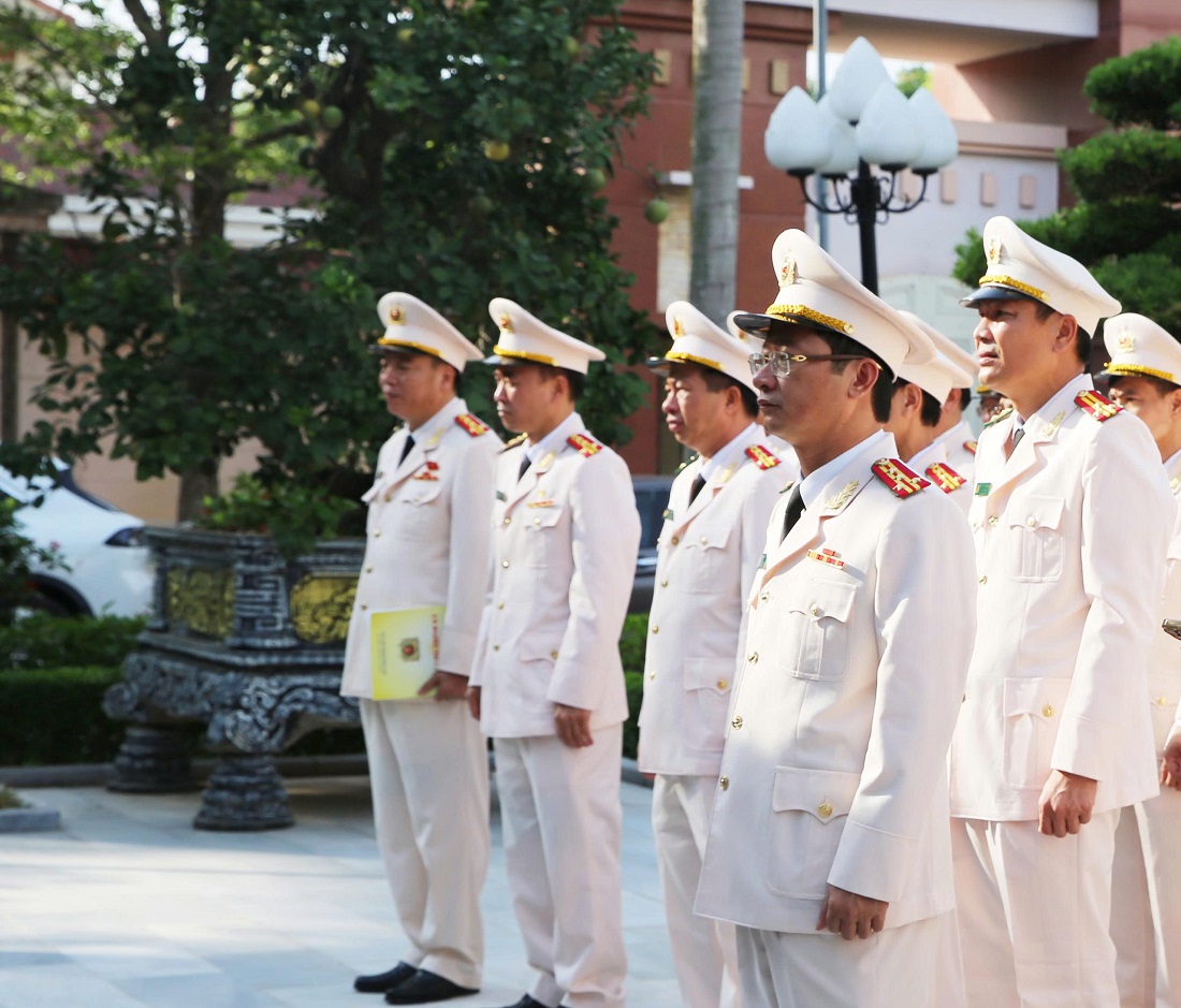 Đồng chí Đại tá Trần Ngọc Tuấn, Ủy viên Ban Thường vụ Đảng ủy, Phó Giám đốc Công an tỉnh và đoàn đại biểu dâng hương tại Nhà tưởng niệm Chủ tịch Hồ Chí Minh trong khuôn viên Công an tỉnh