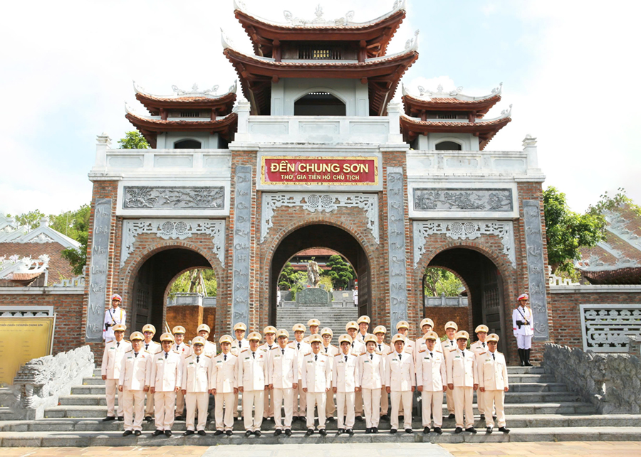 Đại biểu chụp ảnh lưu niệm